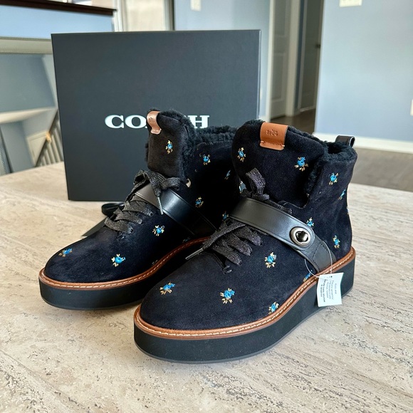 Coach Urban Hiker Boots with an Australian Sheep Fur and Tea Rose charms - Picture 4 of 13